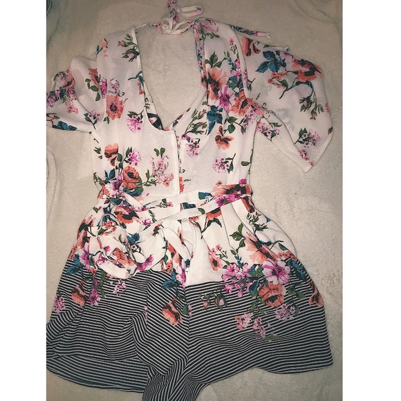 🌸Flirty Floral Romper🌸 - Picture 2 of 4